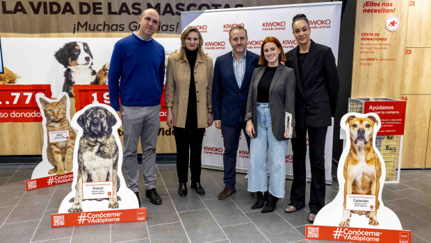 The presentation took place at the Kiwoko shop in Velázquez, with the participation of the Councillor for the Environment, Housing and Agriculture, Paloma Martín (2nd from left), as well as representatives of the institution and Kiwoko itself.