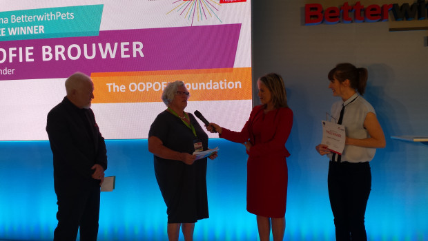 Presenter Lucy Alexander in conversation with members of the jury. On the right: founder of the OOPOEH Foundation, Sofie Brouwer.