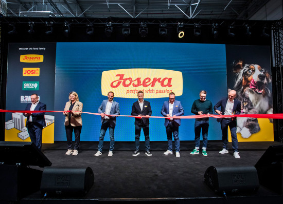 The Josera team Stephan Hoose (from left), Kirsten Seidl, Matthias Brenneis, Błażej Synowiec, Stefan Seitz, Rafael Rybandt, and Benjamin Arnold cut the symbolic red ribbon at the factory opening in Nowy Tomyśl.