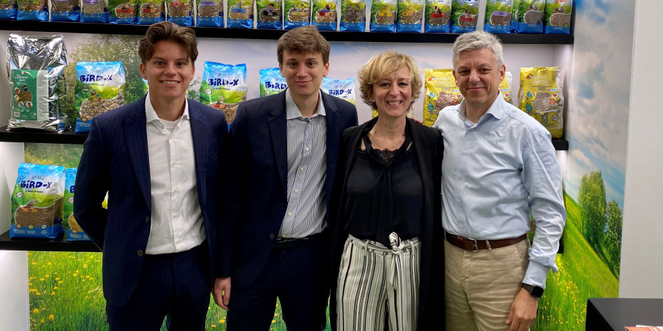 Grizo is a family company, headquartered in Pittem, close to Kortrijk. The photo shows (from left) Alois Vandemoortele, Niels Vandemoortele, Edith Muzard and Filip Vandemoortele at Grizo’s Zoomark stand in Bologna.