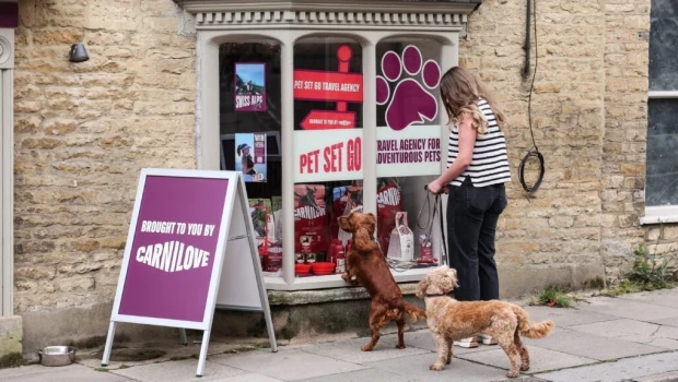 In Chipping Norton hat das erste britische Reisebüro für Haustiere seine Pforten geöffnet: ʻPet Set Goʻ, gegründet von Futterhersteller Carnilove.