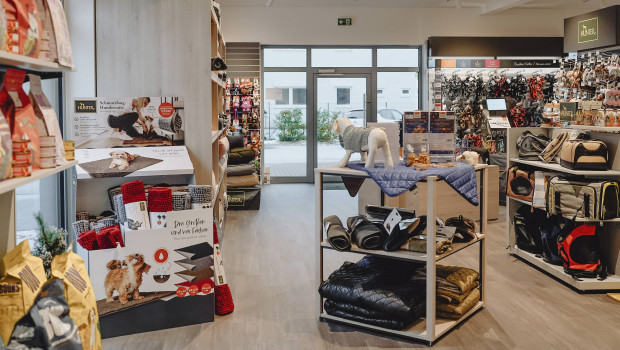 In the new store not far from Hamburg, dog and cat lovers will find everything from high-quality leather accessories to toys and treats for their pets.