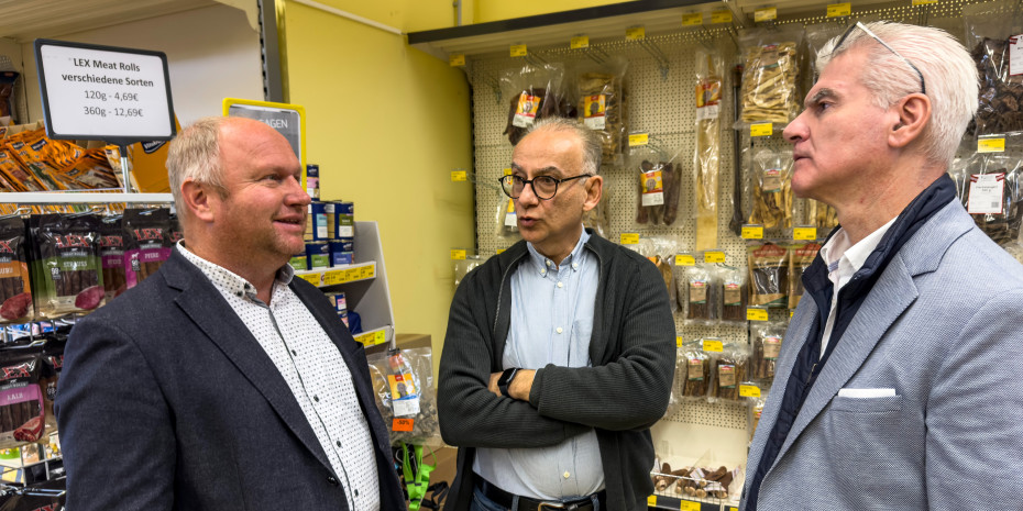 At Das Futterhaus in Asten, managing director Saeed Rafatipour (centre), Ralph Leitner, managing director of Dogsworld (left), and Andreas Popper from the WKO discuss the state of the pet retail sector.