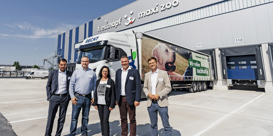 Official opening of the new warehouse: (from left) Daniel Oetjen (managing director of Panattoni Germany), ­Christian Buschmann (vice-president of logistics engineering & real estate at the Fressnapf Group), site manager ­Annett Stockmann, Ralf Reinhardt (district administrator of Ostprignitz-Neuruppin district) and Nico Ruhle  (mayor of Neuruppin).