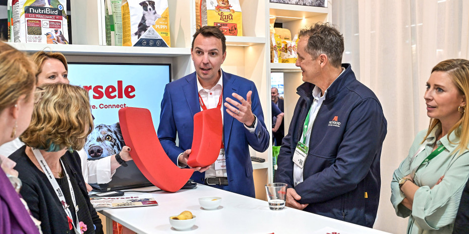 Thomas Dewinter, Senior Marketing Manager, presented Versele’s new strategy to the press at Interzoo. Thomas Dewinter, Senior Marketing Manager, presented Versele’s new strategy to the press at Interzoo.