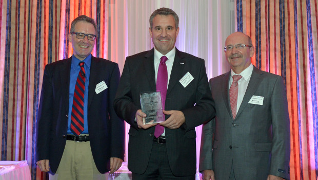 Sagaflor CEO Christian Appel (centre) received the pet Retail Award on behalf of Zoo & Co.