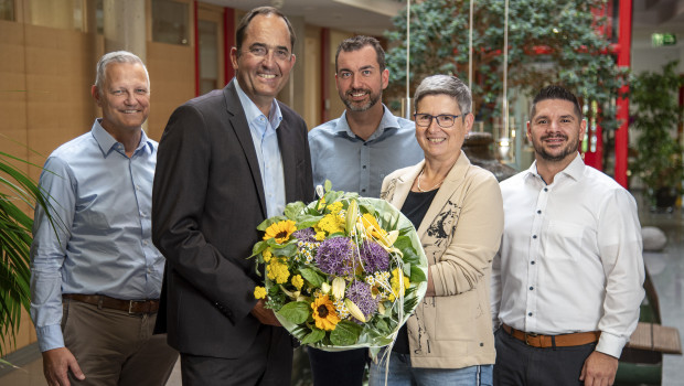 Holger Fiebiger (second from left) received flowers on his send-off. “With his extensive corporate experience he provided our company as a globally active, medium-sized enterprise with valuable impetus,” said Michaela Ravnak-Bürschgens, Sera director, with reference to Fiebiger’s tenure at the Heinsberg company. 