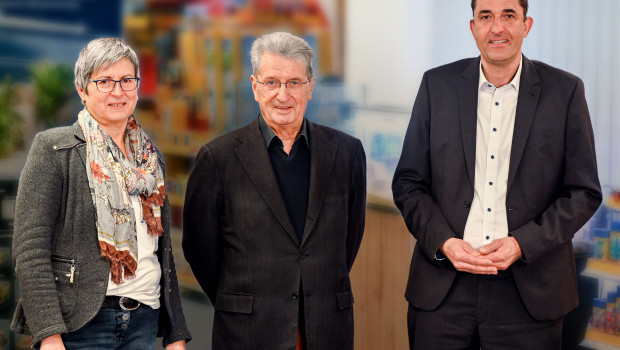 Michaela Ravnak-Bürschgens and Holger Fiebiger have taken over management of the company from founder Josef Ravnak (centre).