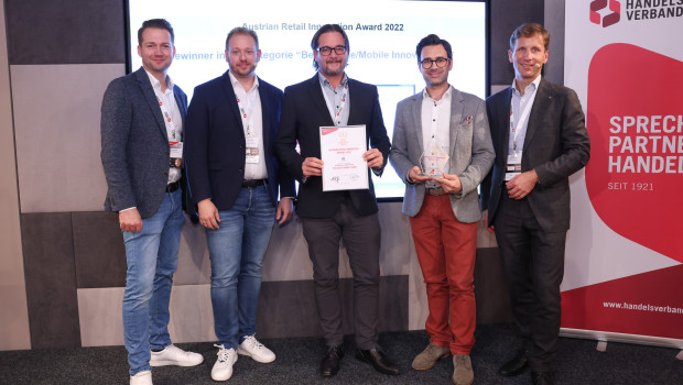 The Austrian Retail Innovation Award for Fressnapf Austria was accepted by Jürgen Seiwaldstätter (marketing manager PR, second from right) and Gerhard Resinger (purchase and marketing director, third from right).
