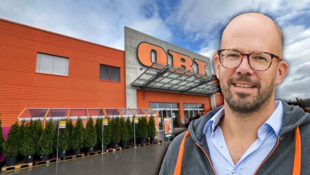 CEO Sebastian Gundel explains the acquisition of Migros, with a picture of the Obi store in Schaffhausen in the background.