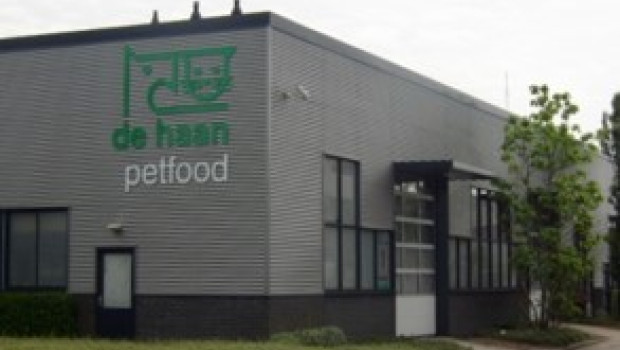 De Haan Petfood specialises in the production of wet dog and cat food in the form of high-quality meat chunks in gravy.