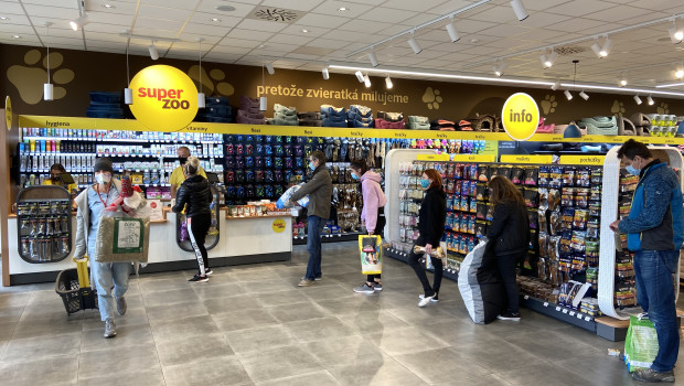 In Slovakia, long queues built up in Super Zoo pet stores immediately before the partial lockdown came into force. 