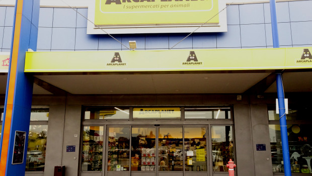 Arcaplanet and Maxi Zoo must surrender up to 70 stores, mainly in northern Italy, to a third party.