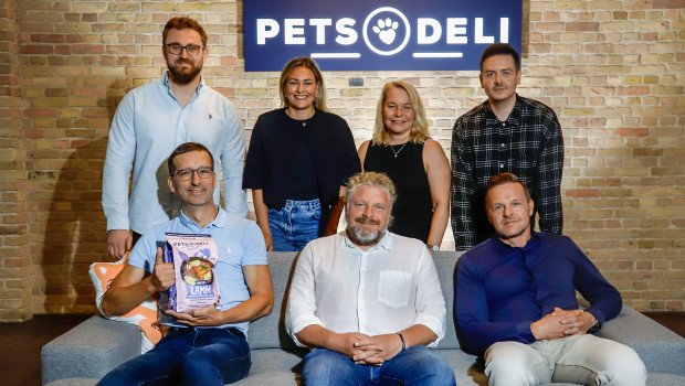From left to right (back row): Pascal Haenle, Tania Moser, Karolína Čápová and James Collingham, (front) Petr Kříž, Pavel Bouška and Timo Pärssinen. From left to right (back row): Pascal Haenle, Tania Moser, Karolína Čápová and James Collingham, (front) Petr Kříž, Pavel Bouška and Timo Pärssinen.