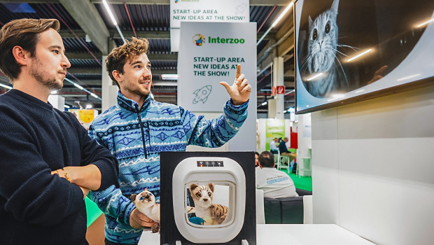 A start-up company presents its innovative idea in the Interzoo Start-up Area 2024.