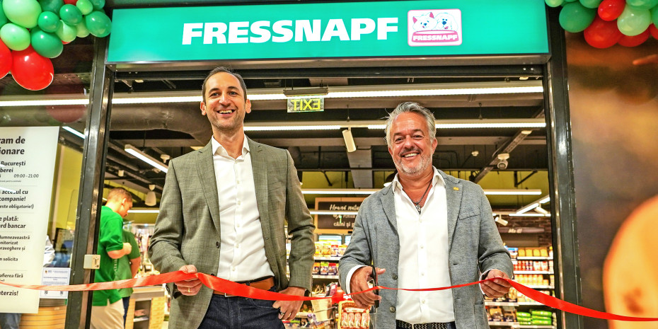 Fressnapf owner Torsten Toeller (right) and country manager Dániel Kisgergely at the opening of the first Romanian Fressnapf store.