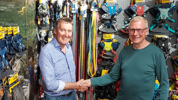 Andrew Geere, CEO of the Accapi Group with Frank Weber, owner of the Hundemaxx pet store, in the new “Ruffwear Competence Centre” in Munich.