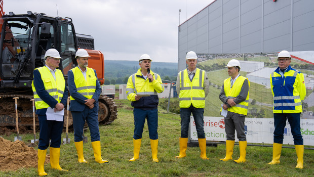Groundbreaking Symrise 2nd construction phase logistic center Holzminden (f.l.t.r.):&nbsp;Jens Baedje (managing director Symotion GmbH), Christian Belke (Mayor of&nbsp;Holzminden), Dr Jean-Yves Parisot (CEO Symrise AG), Detlef Struck (Construction&nbsp;company Dr. Schoppe), Walter Ribeiro (Board Member for taste, nutrition & health),Dietmar Nunne (Kögel + Nunne Bau GmbH)