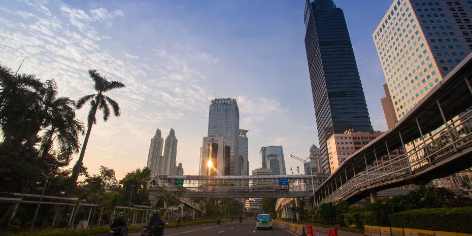 Over ten million people live in the capital Jakarta. 