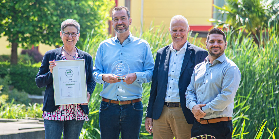 The Sera management was delighted to receive a Product of the Year 2022/2023 Award in the aquatics category from the pet trade magazine. Shown in the photo (from left) are Michaela Ravnak-Bürschgens, Simon Gierlings, Christof Reiners and Manuel Schnepp.