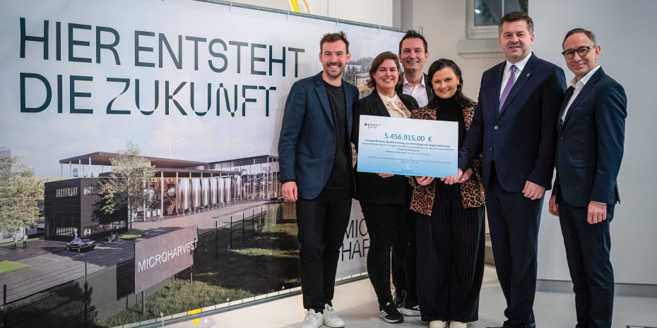 MicroHarvest’s COO and CEO, Jonathan Roberz and Kate Bekers, with Gitta Connemann (parliamentary state secretary at the Federal Ministry for Economic Affairs and Energy), Sven Schulze (minister-president of Saxony-Anhalt) and other officials. MicroHarvest’s COO and CEO, Jonathan Roberz and Kate Bekers, with Gitta Connemann (parliamentary state secretary at the Federal Ministry for Economic Affairs and Energy), Sven Schulze (minister-president of Saxony-Anhalt) and other officials.