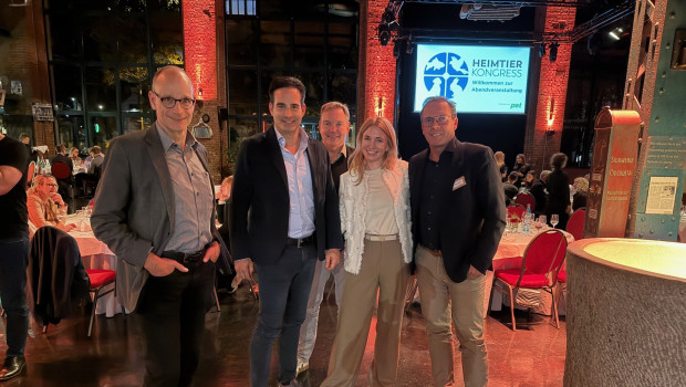 (from left to right): Georg Müller (Chairman of the German Pet Supplies Industry Association), Stefan Miklauz, Alfred Glander, Katharina Miklauz and Matthias Pohl (MP Group).