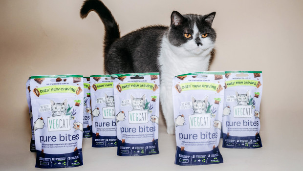 Vegcat Pure Bites with fermented protein contain no animal proteins and are said to be perfect for sensitive cats.