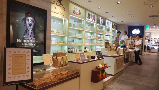 The flagship store has a retail area of around 60 m² and is in the heart of Seoul.