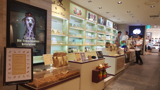 The flagship store has a retail area of around 60 m² and is in the heart of Seoul. The flagship store has a retail area of around 60 m² and is in the heart of Seoul.