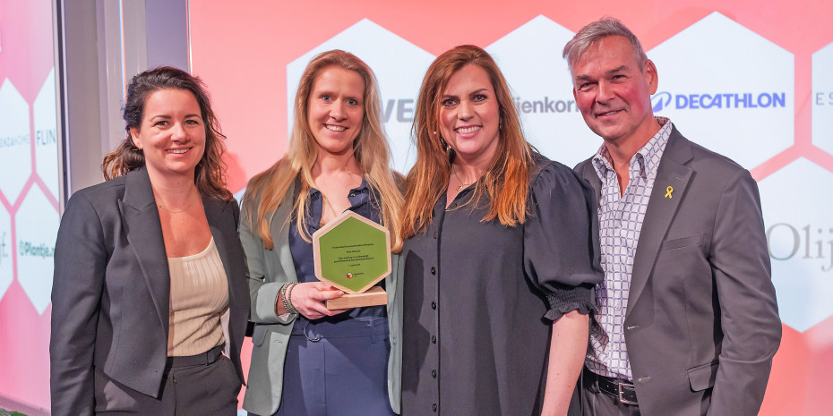(From left) Marlou Mulders ­(commercial director) and Willlemijn Lootens (product development & innovation manager) from Prins Petfoods are happy to receive the new sustainability certification from Marlene ten Ham (director, Thuiswinkel.org) and Paul Nijhof (chairman, Thuiswinkel.org).
