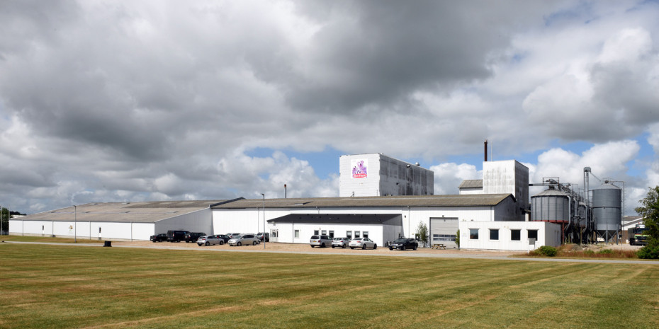 The photo shows the production site of the Vital Petfood Group (VPG) in Ølgod, Denmark. 