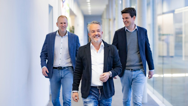 Fressnapf is continuing to follow a successful path. In the picture: the two managing directors Dr Johannes Steegmann (right) and Dr Christian Kümmel (left) with company founder and proprietor Torsten Toeller (centre). 