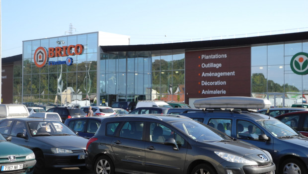 Many DIY stores in France have large pet departments.