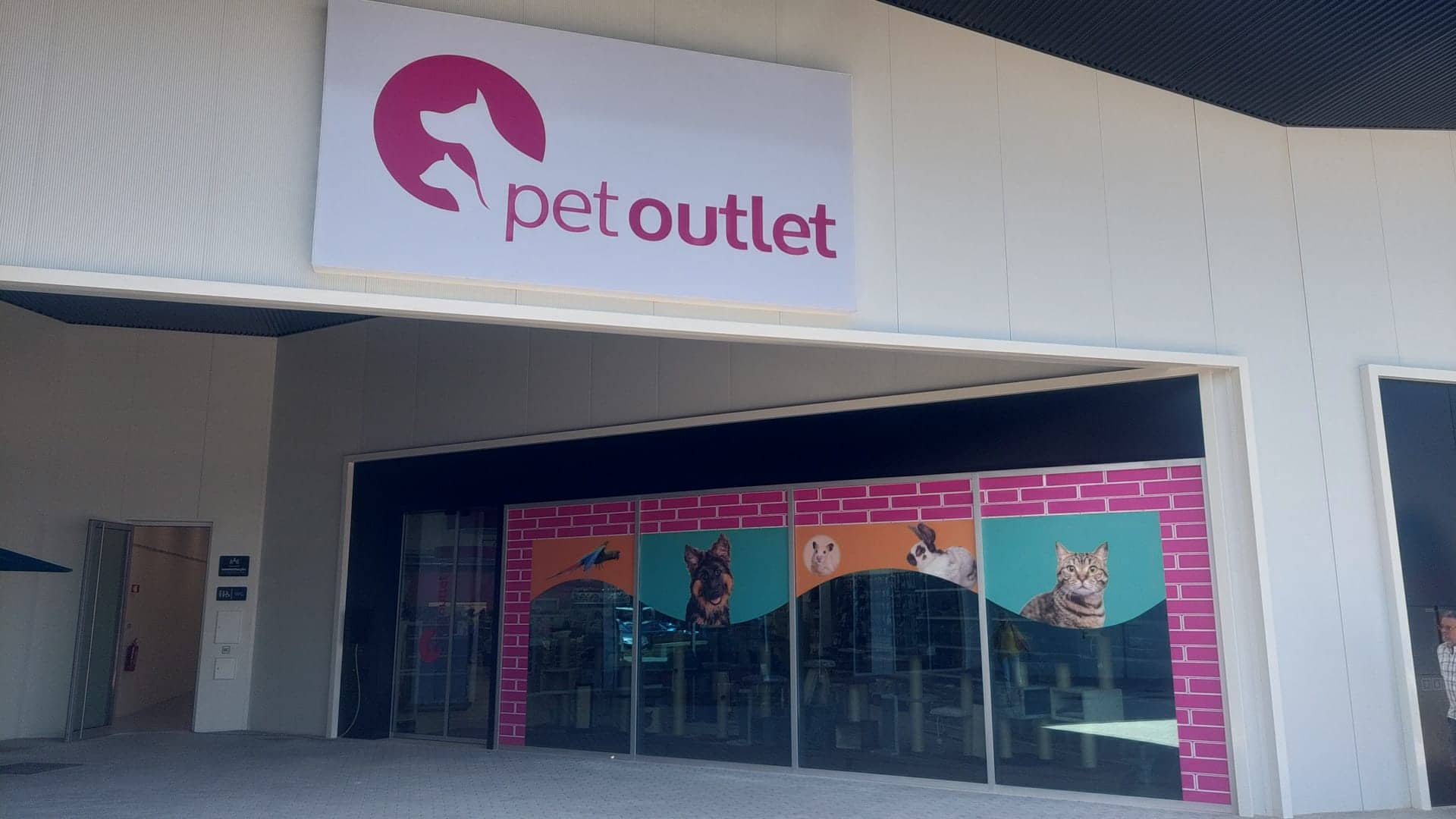 Petoutlet opens store no. 53 petworldwide