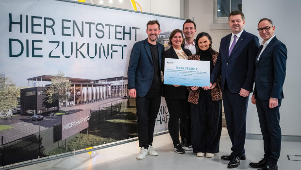 MicroHarvest_s COO and CEO, Jonathan Roberz and Kate Bekers, with Gitta COnnemann (Parliamentary State Secretary at the Federal Ministry for Economic Affairs and Energy), Sven Schulze (Minister-President of Saxony-Anhalt) and other officials.