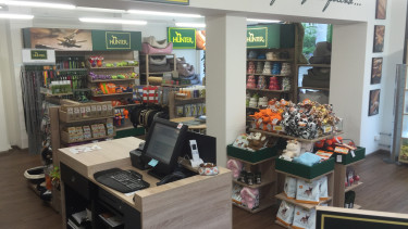 Hunter opens a brand store and shop-in-shop