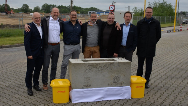Celebrating the groundbreaking in Poland: Dariusz Haremza, Benjamin Arnold, Tobias Müller, Tobias Pfoh, Stephan Hoose, Steffen Nüßlein and Torsten Hofman (from left).