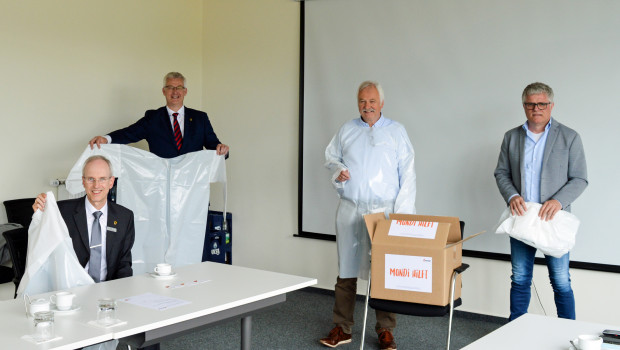 The first 500 protective gowns have been handed over (from left): Wolfram Van Lessen and Cord Bockhop (Diepholz Civil Protection Authority) and Alfons Kruse and Detlef Stöppelmann (Mondi Steinfeld). The first 500 protective gowns have been handed over (from left): Wolfram Van Lessen and Cord Bockhop (Diepholz Civil Protection Authority) and Alfons Kruse and Detlef Stöppelmann (Mondi Steinfeld).