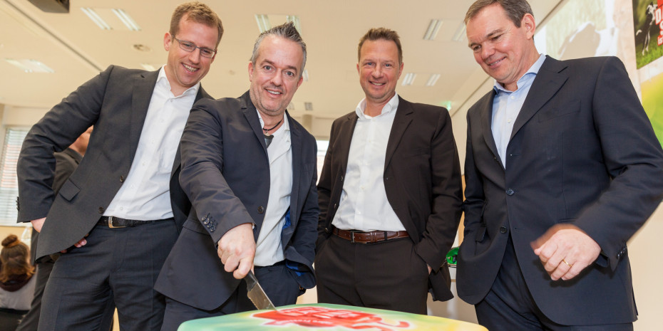 Torsten Toeller (centre) cutting the birthday cake. Also in the picture (from right): managing directors Alfred Glander, Marc Lukies and Folkert Schultz. Picture: Fressnapf-Gruppe-Rainer Lohmann
