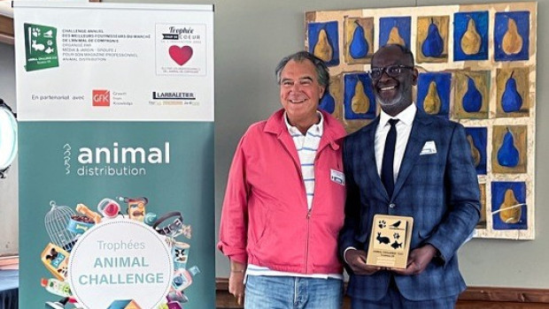 At the presentation of the Animal Challenge trophies in Paris, Eheim managing director Ibrahim Mefire Kouotou (right) was also named Manager of the Year.