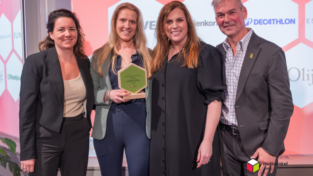 (From left) Marlou Mulders (Commercial Director) and Willlemijn Lootens (Product Development & Innovation Manager) from Prins Petfoods are happy to receive the new Sustainability Certification from Marlene ten Ham (Director Thuiswinkel.org) and Paul Nijhof (Chairman of Thuiswinkel.org).