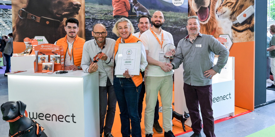 Julius Seb ”o, founder of Julius-K9 (2nd from left), Weenect co-founder Bénédicte de Villemeur (centre) and Business Manager Franck Théry (2nd from right) at the award ceremony with PET Worldwide editor-in-chief Oliver Mengedoht (right) at Zoomark in Bologna. 