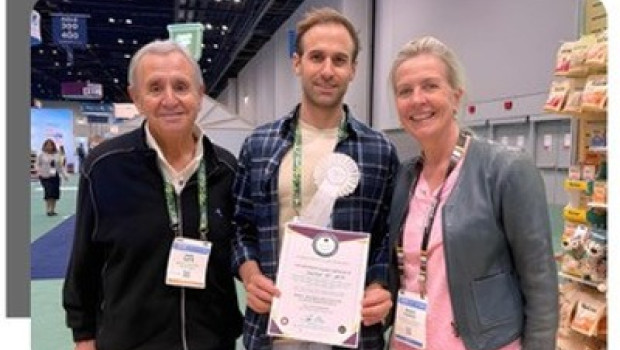 Fernando Maluf (pictured), Carina Evans, Adam Baker and Jason Wordie received the award from Peggy Pleines in Orlando.