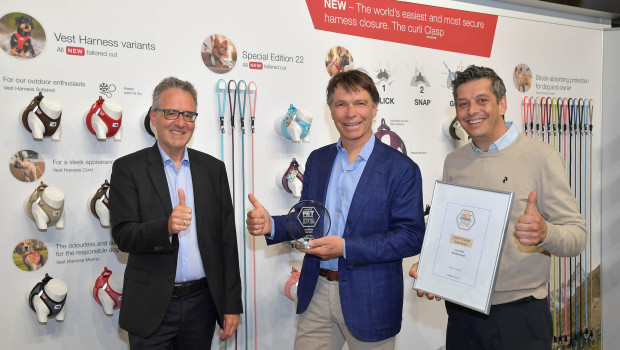 Presentation at Interzoo (from left): Ralf Majer-Abele, managing editor of PET worldwide, hands over the award to Curli managing director Roland Primus and founder and product manager Mark Zimmermann.