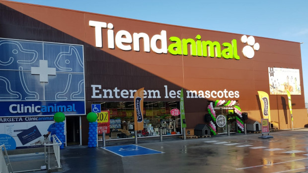 The new store covers a retail area of 600 m² and is located in Barcelona.
