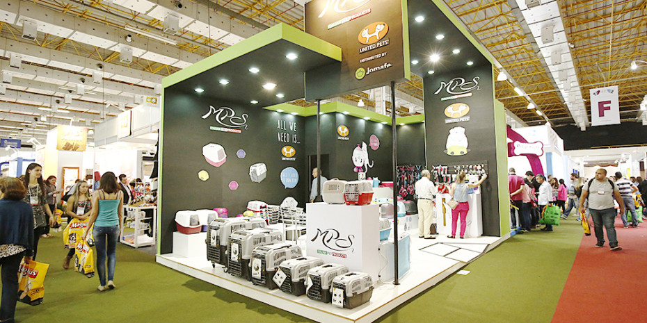 Pet South America, Large, modern show stands
