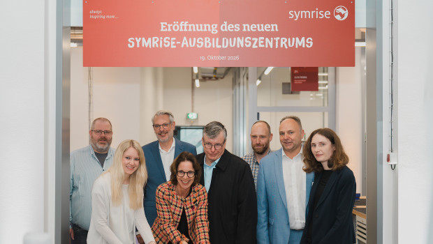 Rouven Lampe (f.l.t.r.), Tesium; Denise Bochmann, Head of Apprenticeship Symrise; André General, VP Human Resources EAME Symrise; Stephanie Coßmann, Member of the Board for HR, Legal & Sustainability, Labor Director Symrise; Michael Wolters, IGBCE (trade union); Daniel Schünemann, Tesium; Michael Schünemann, County Administrator Holzminden; Alena Friese, City of Holzminden Rouven Lampe (f.l.t.r.), Tesium; Denise Bochmann, Head of Apprenticeship Symrise; André General, VP Human Resources EAME Symrise; Stephanie Coßmann, Member of the Board for HR, Legal & Sustainability, Labor Director Symrise; Michael Wolters, IGBCE (trade union); Daniel Schünemann, Tesium; Michael Schünemann, County Administrator Holzminden; Alena Friese, City of Holzminden