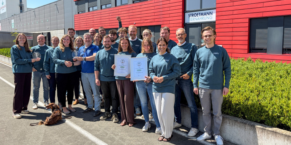 The entire workforce at Stroetmann Tiernahrung cheered in Münster when PET worldwide editor-in-chief Oliver Mengedoht (front centre) presented the prizes. The entire workforce at Stroetmann Tiernahrung cheered in Münster when PET worldwide editor-in-chief Oliver Mengedoht (front centre) presented the prizes.