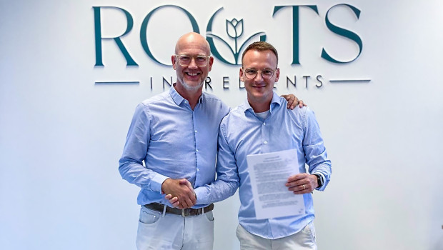 The collaboration agreement was signed by Herman Sloot (left), vice president of Calysta, and Roeland Vreeswijk, managing director of Roots Ingredients.