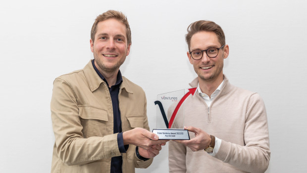 Burkhard Friedrichsen (left), sales director at Trixie, presents the Trixie Ventures Award to Markus Zengerer, founder of Pezz.